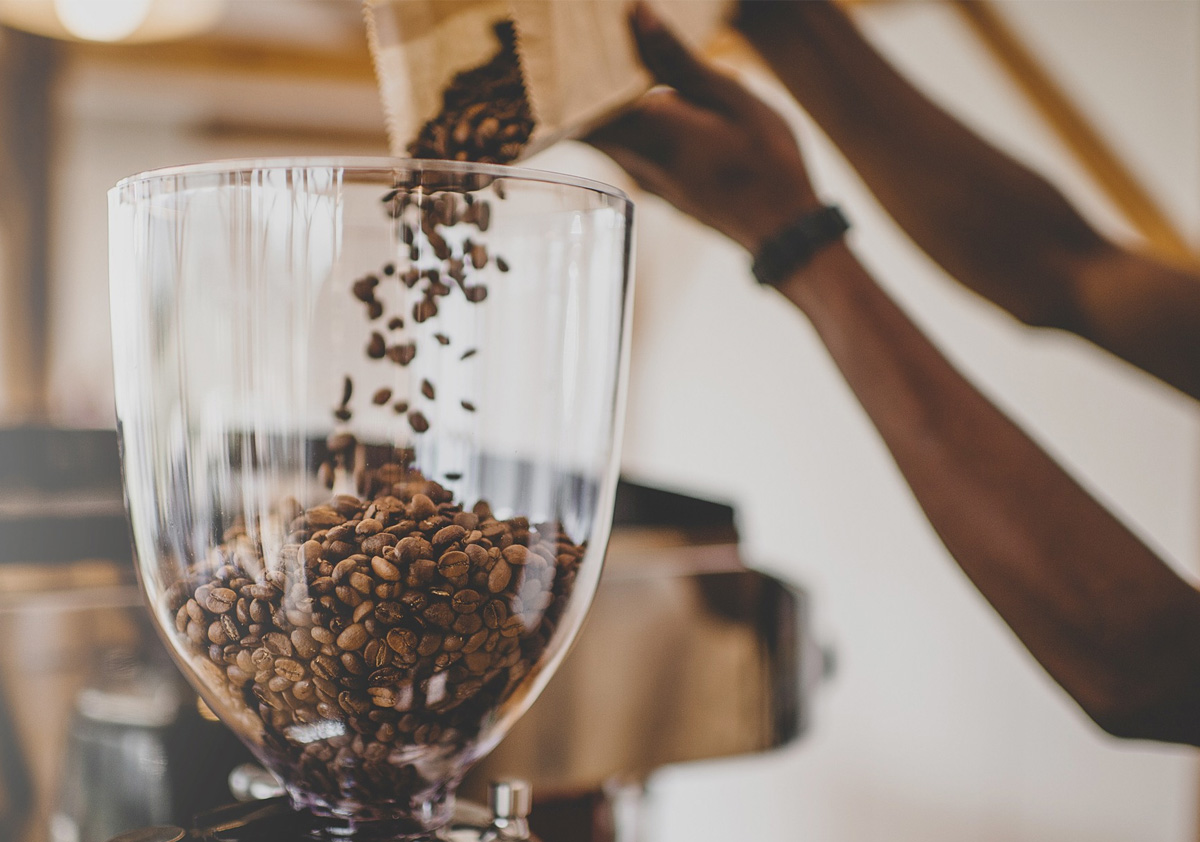 Nelaikykite kavos pupelių kavamalėje